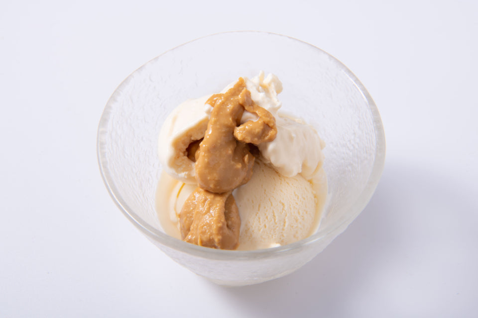 ピーナッツバターをトッピングしたバニラアイスクリームの写真