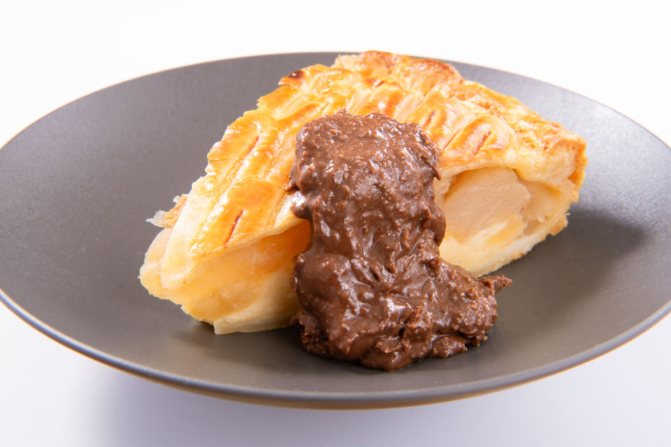 チョコレートアーモンドバターをトッピングしたアップルパイの写真